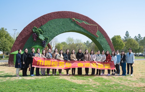 地產(chǎn)集團工會舉辦婦女節(jié)草莓采摘活動